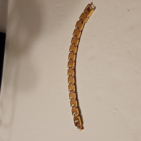 6" China Embossed Linked Goldtone Bracelet - Picture 5 of 7